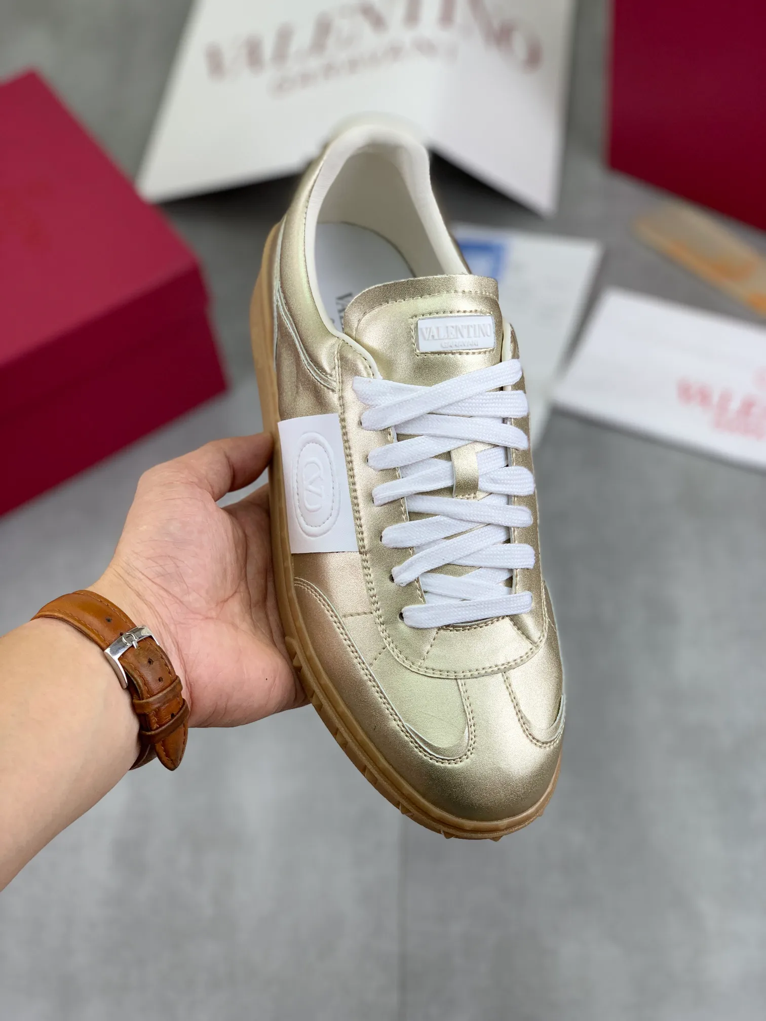 Men's Men's Shoes P520 New Couple Style Valentino Valentino 2025/UPVILLAGE Couple Casual Sports Shoes Moral Training Shoes 🆚Professional high-end, perfect replica, first-class quality, all made of original 1:1 materials, exclusive mold opening! 🎁Full set of high-end packaging at the counter ✔️Fabric: high mercerized cowhide ✔️Outsole: TPU material outsole ✔️Size: female 35-40 male 39-45 (female 41 male 38.46) 🆚All details are customized at 1:1 mold, striving for perfection!
